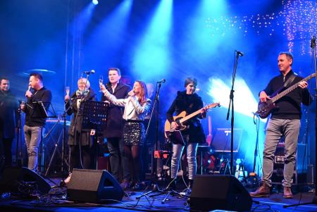 V novo leto stopili skupaj z ansamblom Galop (31)